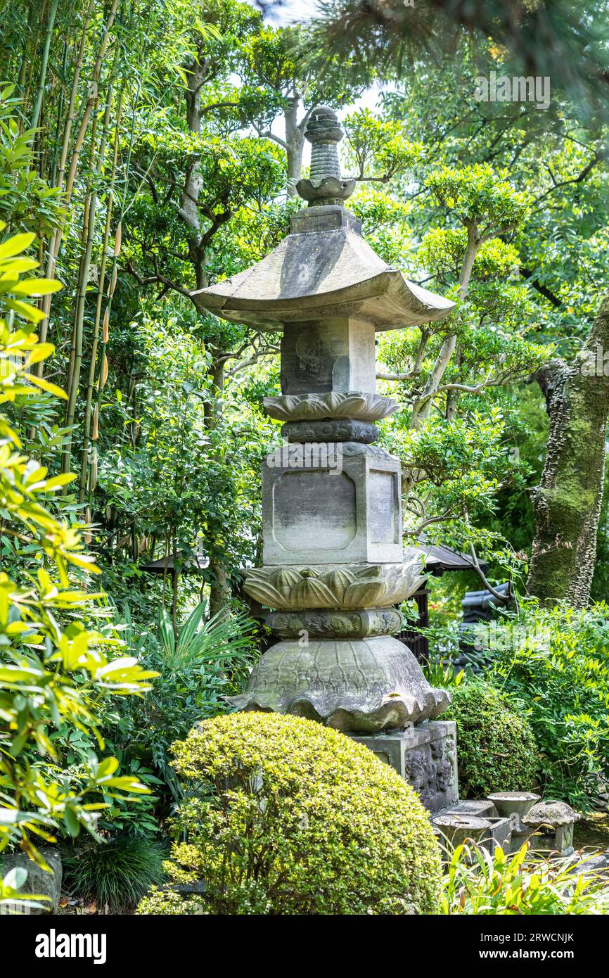 Die japanisch-buddhistische Pagode nannte einen Gorinto in den Gärten des Rinko-JI-Zen-Buddhismus-Tempels im Bezirk Yanaka, Taito City, Tokio, Japan. Der Rinzai Zen-Tempel wurde 1681 erbaut. Stockfoto