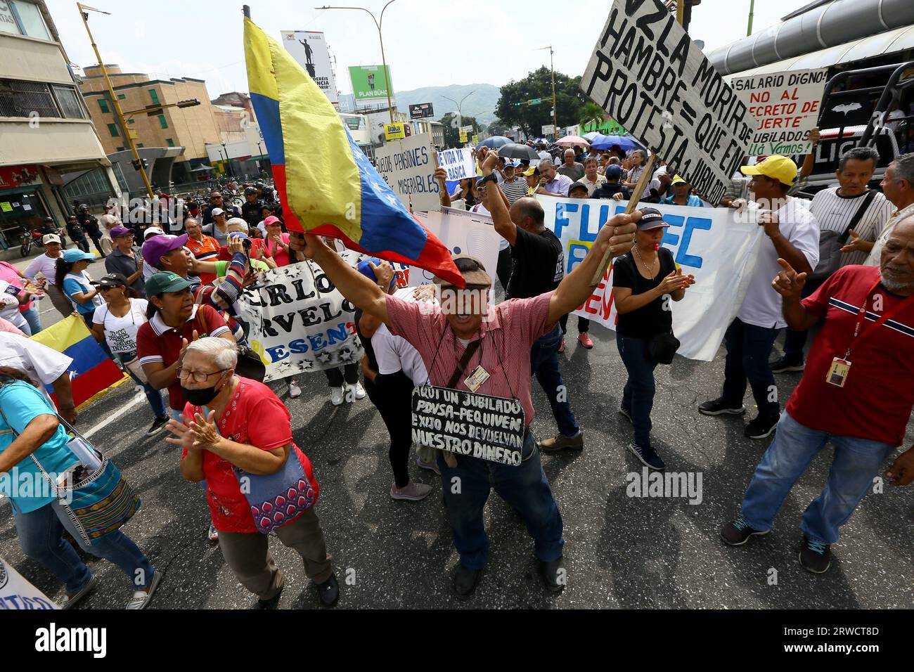 Valencia, Carabobo, Venezuela. September 2023. September 2023. Protest von Erziehern, die von der Einheitlichen vereinigung von Lehrern und dem Hochschulsektor aufgerufen wurden und zu Beginn des Unterrichts bessere Arbeitsbedingungen forderten, auf den Straßen CedeÃ±o und Bolivar in der Stadt Valencia, Bundesstaat Carabobo. Foto: Juan Carlos Hernandez (Credit Image: © Juan Carlos Hernandez/ZUMA Press Wire) NUR REDAKTIONELLE VERWENDUNG! Nicht für kommerzielle ZWECKE! Stockfoto