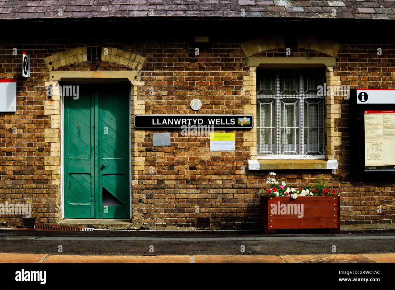 Llanwrtyd Wells, Powys, Wales, Großbritannien - detaillierte Ansicht des Bahnhofsgebäudes und des Bahnsteigs im Herzen der Wales Line Stockfoto