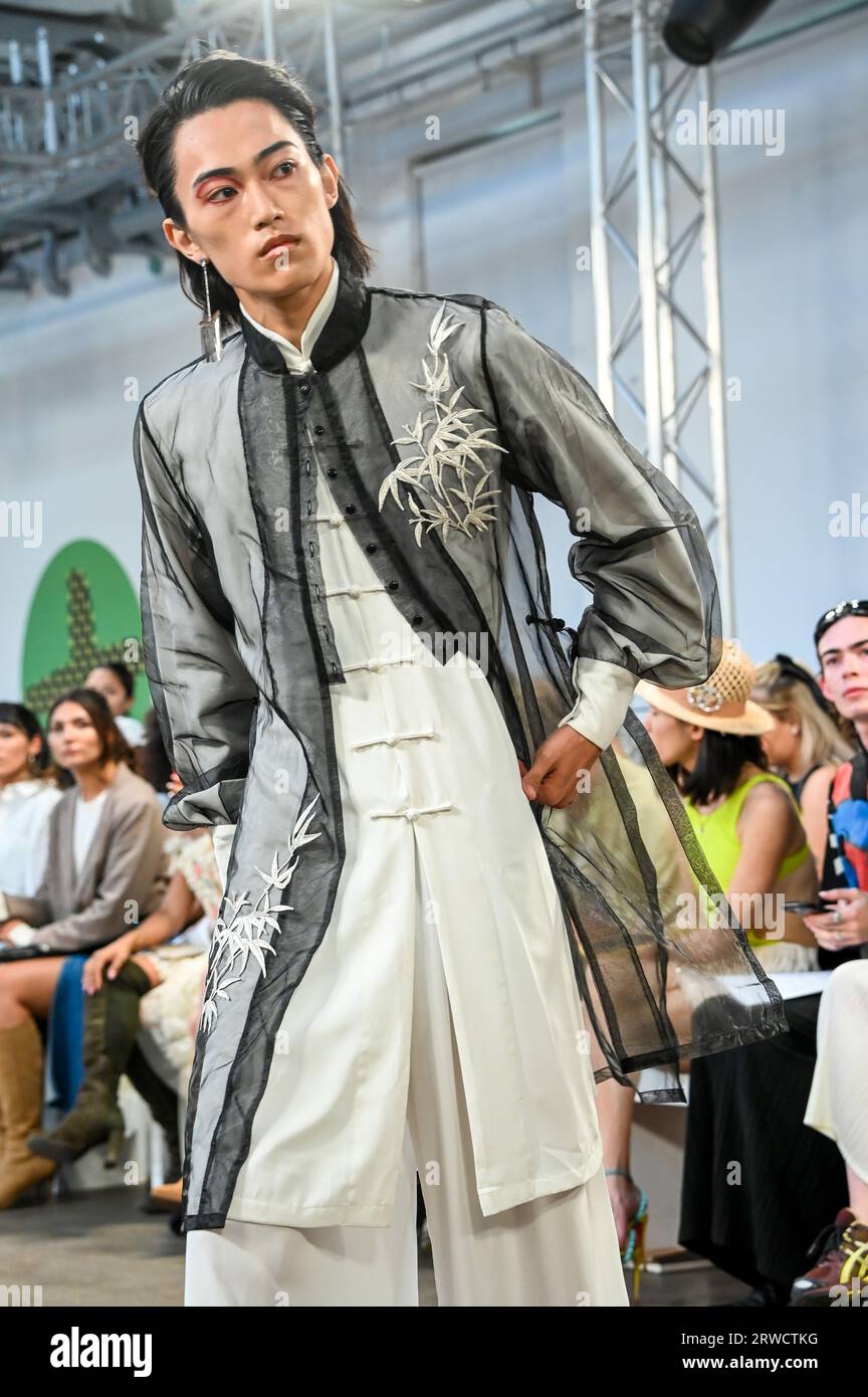 New inn Yard, London, Großbritannien. September 2023. Sanjing zeigt ihren modernen chinesischen Traditionsstil und ihre einzigartige Mode auf der Fashion Scout China Telent Ones to Watch in London, Großbritannien. Kredit: Siehe Li/Picture Capital/Alamy Live News Stockfoto