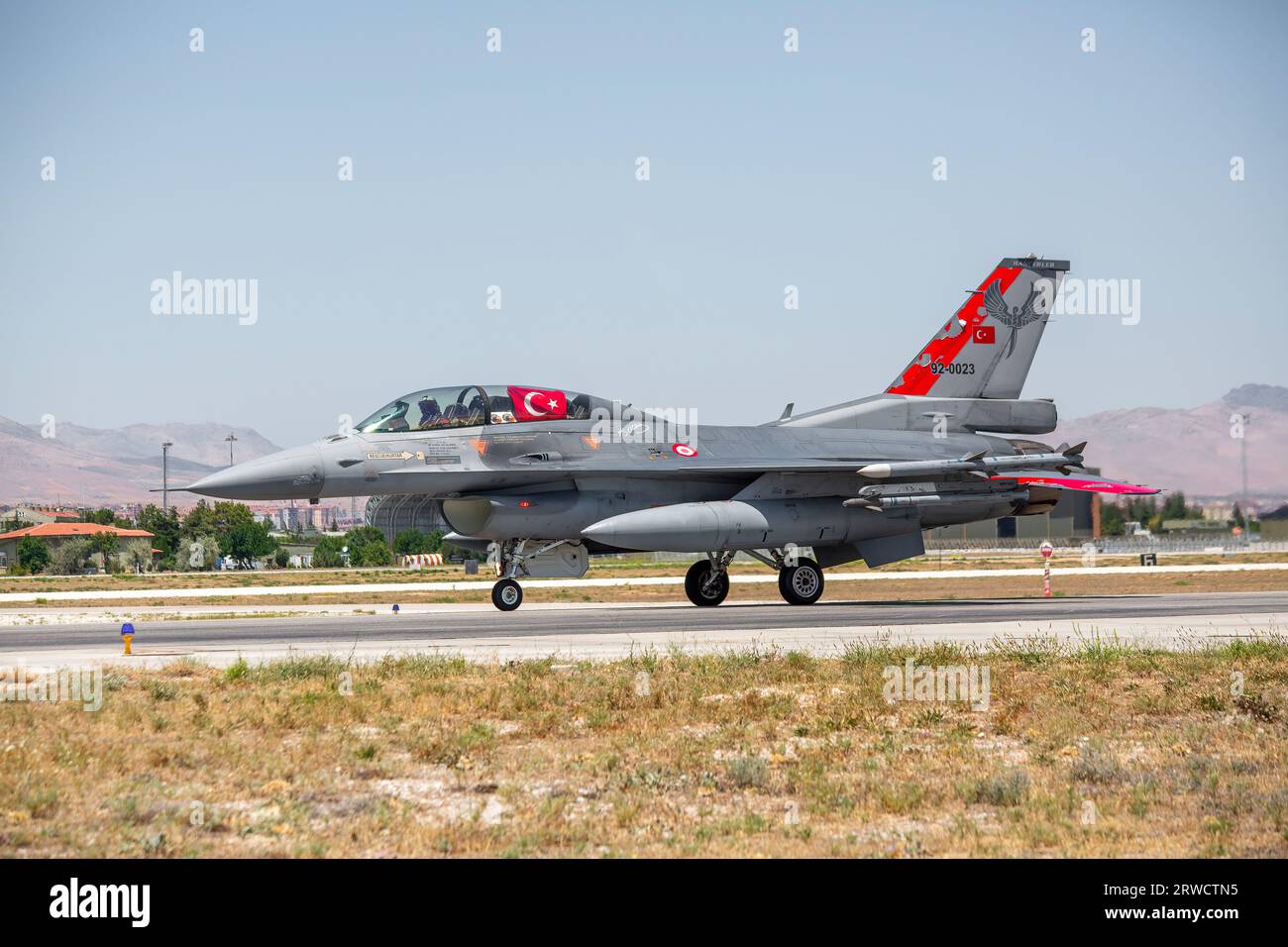 Konya, Türkei - 07 01 2021: Übung der Anatolischen Eagle Air Force 2021 F16 Kampfflugzeug in Rollposition in der Türkei. Stockfoto