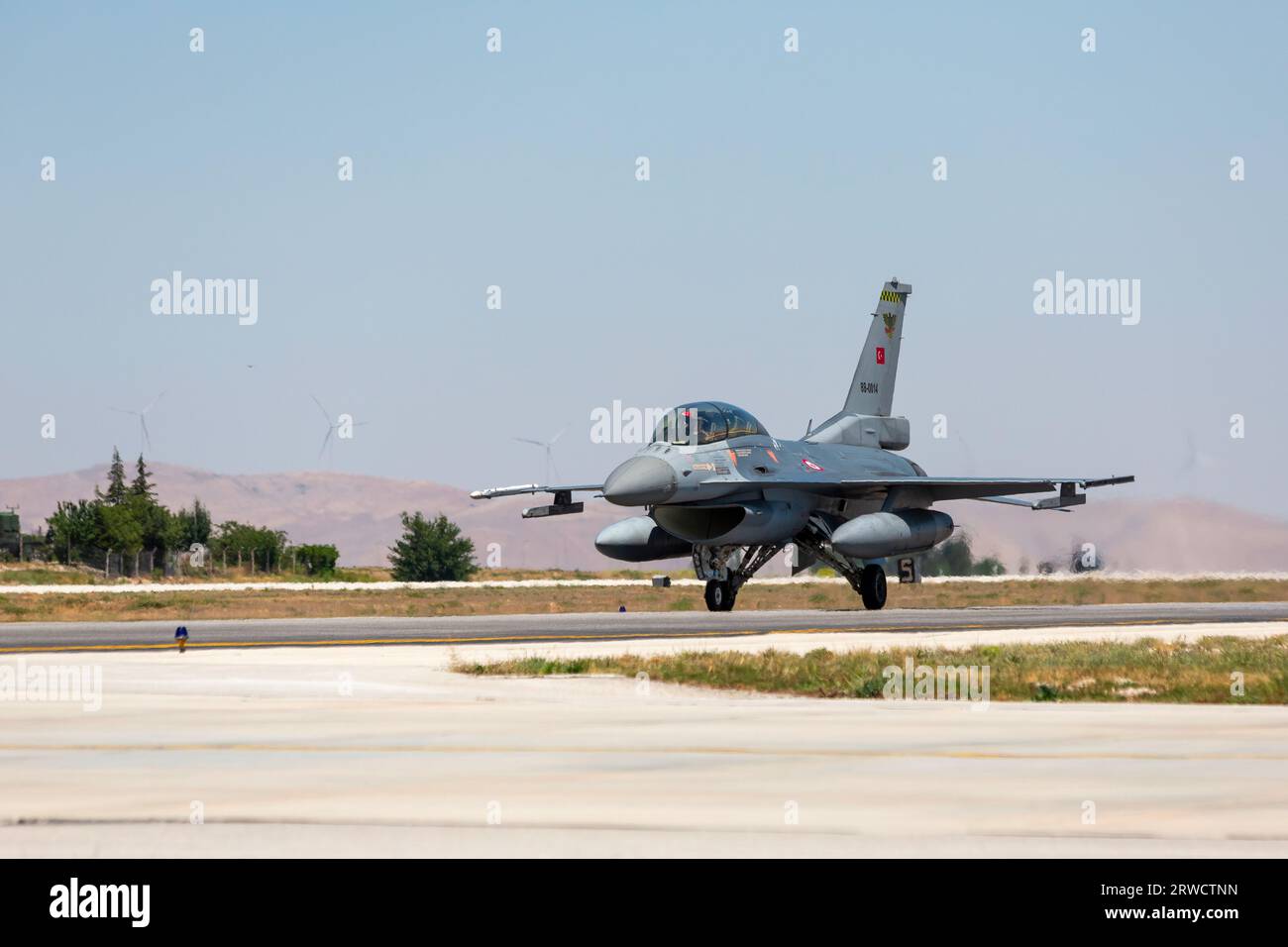 Konya, Türkei - 07 01 2021: Übung der Anatolischen Eagle Air Force 2021 F16 Kampfflugzeug in Rollposition in der Türkei. Stockfoto