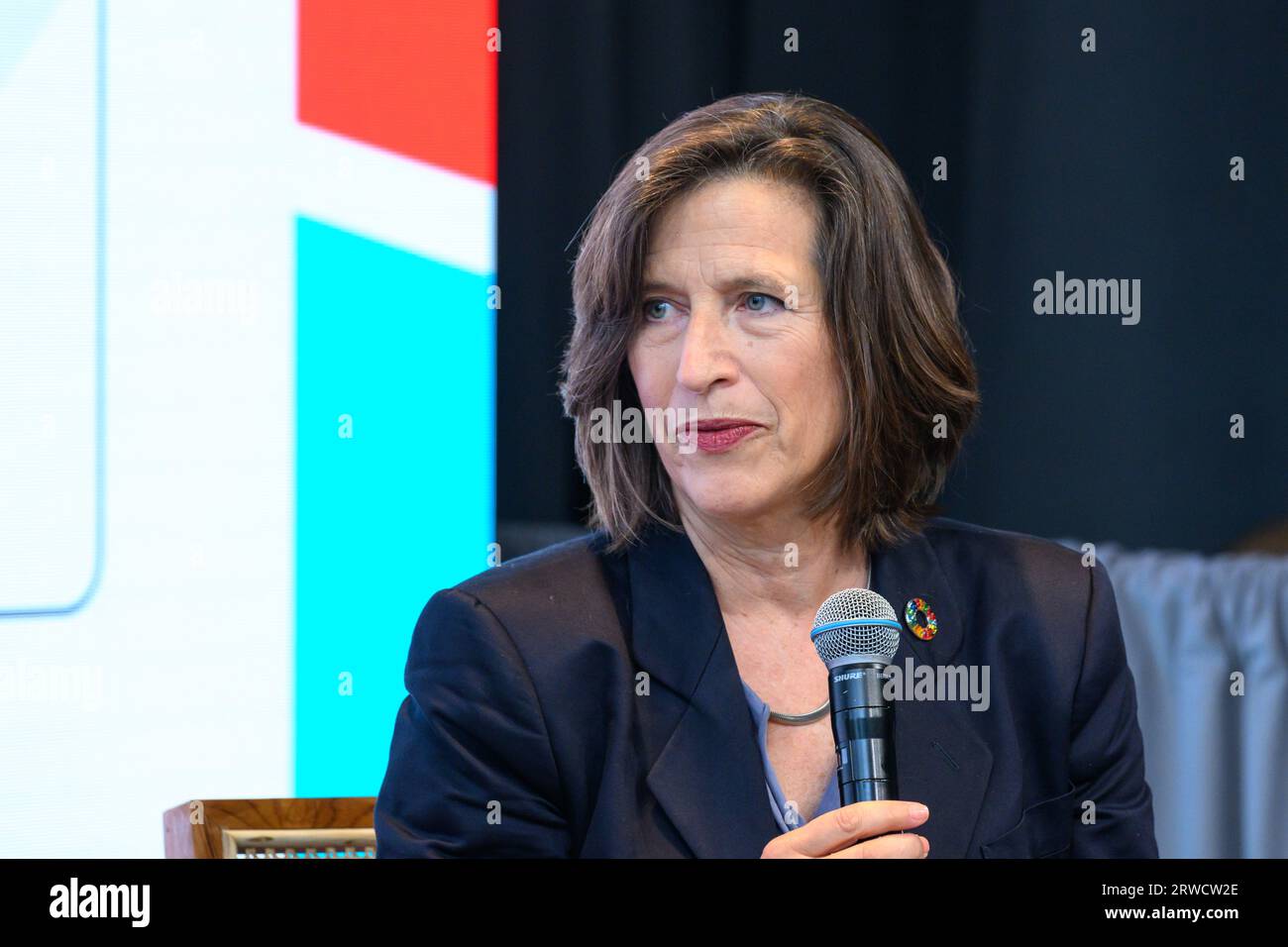 New York, USA. September 2023. Melissa Fleming, Untergeneralsekretärin der Vereinten Nationen für globale Kommunikation, spricht mit der Schauspielerin, Regisseurin, Autorin und Aktivistin Natalie Portman (nicht abgebildet) während einer SDG-Veranstaltung mit dem Titel „From Equality to Equity: Empowering Women and Girls Everywhere“ im Hauptquartier der Vereinten Nationen. Quelle: Enrique Shore/Alamy Live News Stockfoto