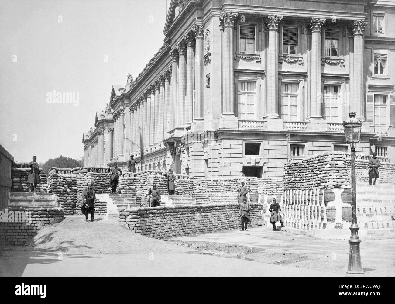 Barrikaden während der Pariser Kommune; in der Nähe des Ministeriums für Marine und des Hotel Crillon.; 1871 Stockfoto