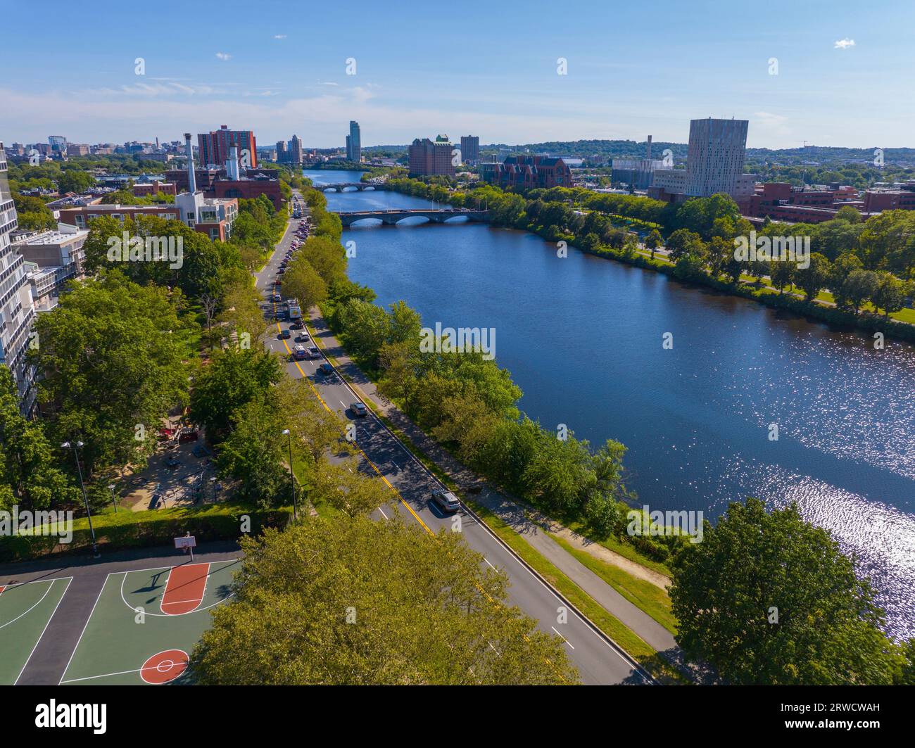Charles River mit der Western Avenue Bridge verbindet den Campus der Harvard University zwischen Cambridge und Boston, Massachusetts, USA Stockfoto