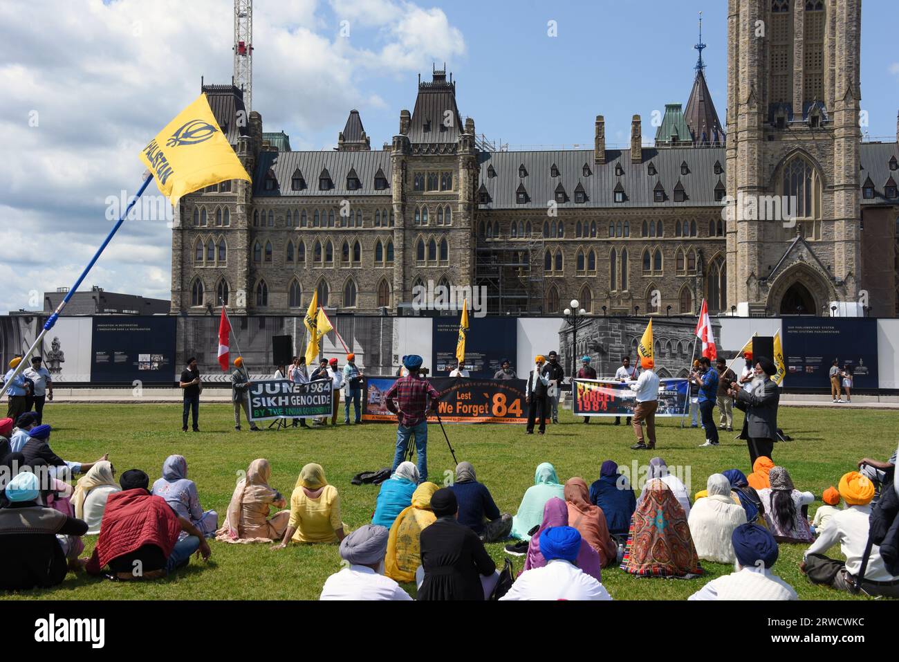Ottawa, Kanada - 10. Juni 2023: Mitglieder der Khalistan-Bewegung, einer Separatistenbewegung, die ein Heimatland für Sikhs errichten will ein neuer souveräner Staat namens Khalistan veranstaltet eine Protestveranstaltung und versammelt sich auf dem Parliament Hill. Stockfoto
