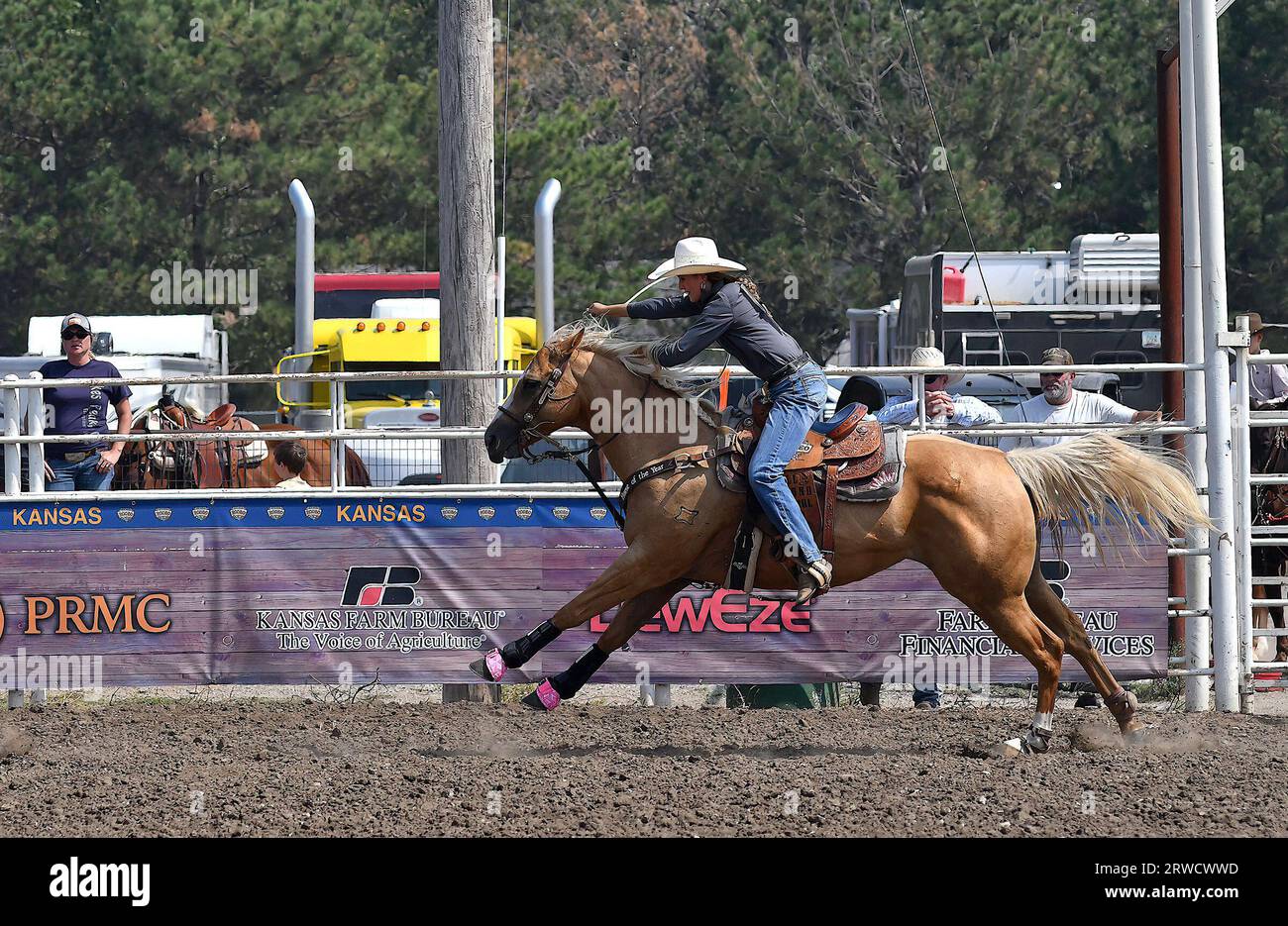 EMPORIA, KANSAS – 17. SEPTEMBER 2023 während des Breakaway-Roping-Events wird Shylar Whiting of Paola auf ihrem Pferd gesehen, während sie ihr Lasso wirbelt, während sie das Kalb in der Arena hinunterjagt Stockfoto