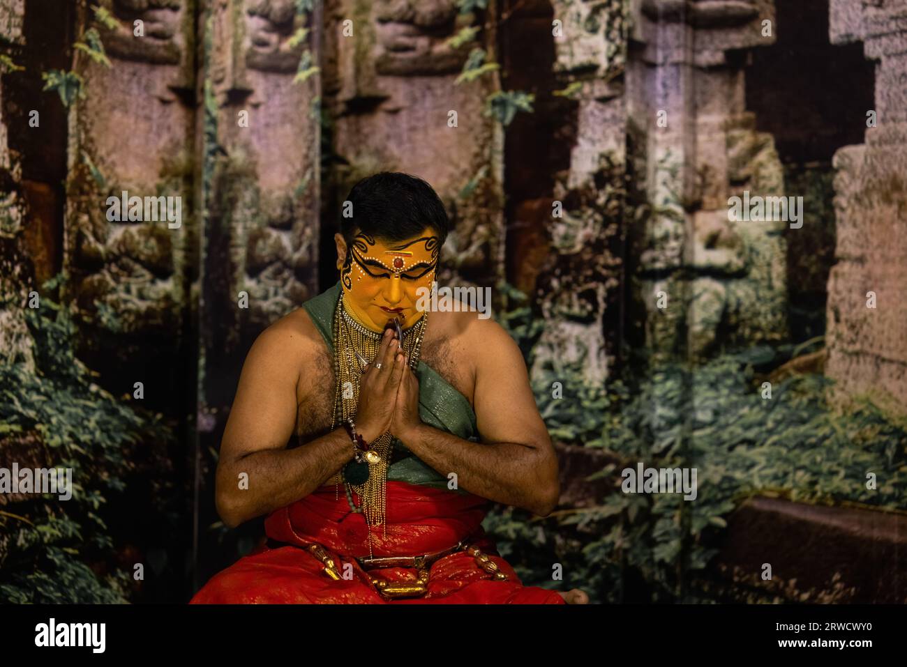 KOCHI, INDIEN - 28. JANUAR 2023: Tänzer in Indian Theatre, Kerala, Indien. Stockfoto