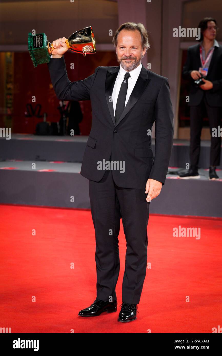 Venedig, Italien. September 2023. Peter Sarsgaard posiert mit dem Best Actor Award for 'Memory' beim Fotocall des Gewinners beim 80. Internationalen Filmfestival in Venedig (Foto: Daniele Cifala/NurPhoto) Credit: NurPhoto SRL/Alamy Live News Stockfoto