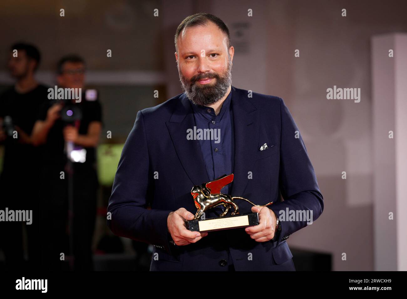 Venedig, Italien. September 2023. Yorgos Lanthimos posiert mit dem Golden Lion for Best Film for 'Poor Things' beim Fototermin des Gewinners beim 80. Internationalen Filmfestival in Venedig (Foto: Daniele Cifala/NurPhoto) Credit: NurPhoto SRL/Alamy Live News Stockfoto