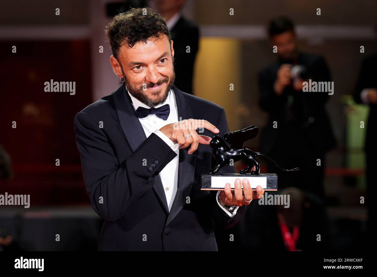 Venedig, Italien. September 2023. Enrico Maria Artale posiert mit dem Best Screenplay Award für den Film „El Paraiso“ beim Fototermin des Gewinners beim 80. Internationalen Filmfestival in Venedig (Foto: Daniele Cifala/NurPhoto) Credit: NurPhoto SRL/Alamy Live News Stockfoto