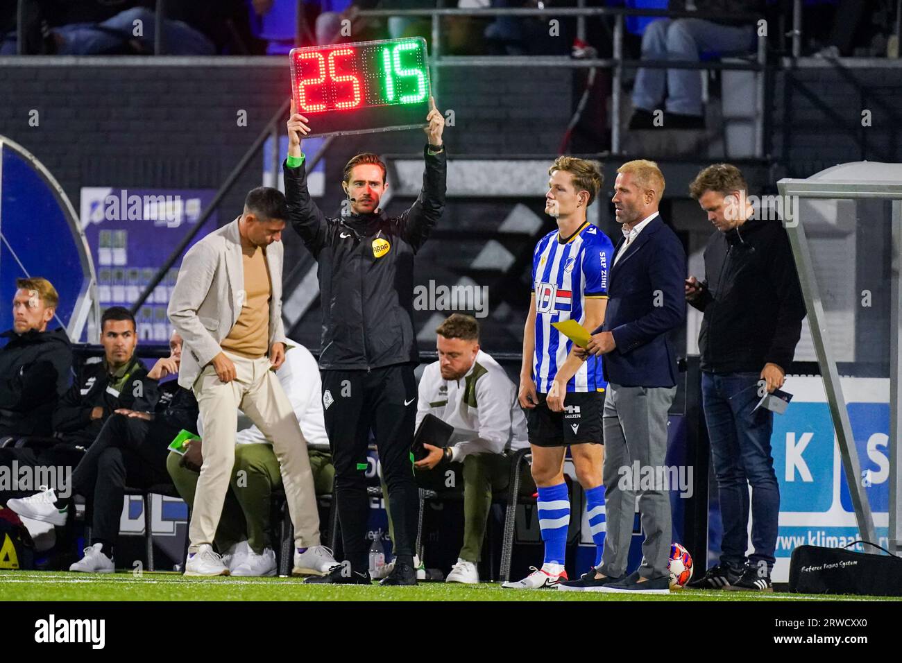 Eindhoven, Niederlande. September 2023. EINDHOVEN, NIEDERLANDE - 18. SEPTEMBER: Viertes offizielles Haico Michielsen während des niederländischen Keuken Kampioen Divisie-Spiels zwischen dem FC Eindhoven und ADO den Haag beim Jan Louwersstadion am 18. September 2023 in Eindhoven, Niederlande. (Foto: Joris Verwijst/Orange Pictures) Credit: Orange Pics BV/Alamy Live News Stockfoto