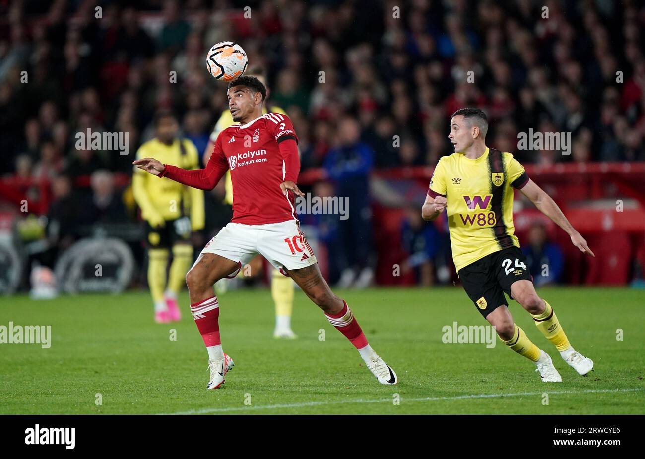 Morgan Gibbs-White von Nottingham Forest (links) und Josh Cullen von Burnley im Spiel der Premier League in City Ground, Nottingham. Bilddatum: Montag, 18. September 2023. Stockfoto