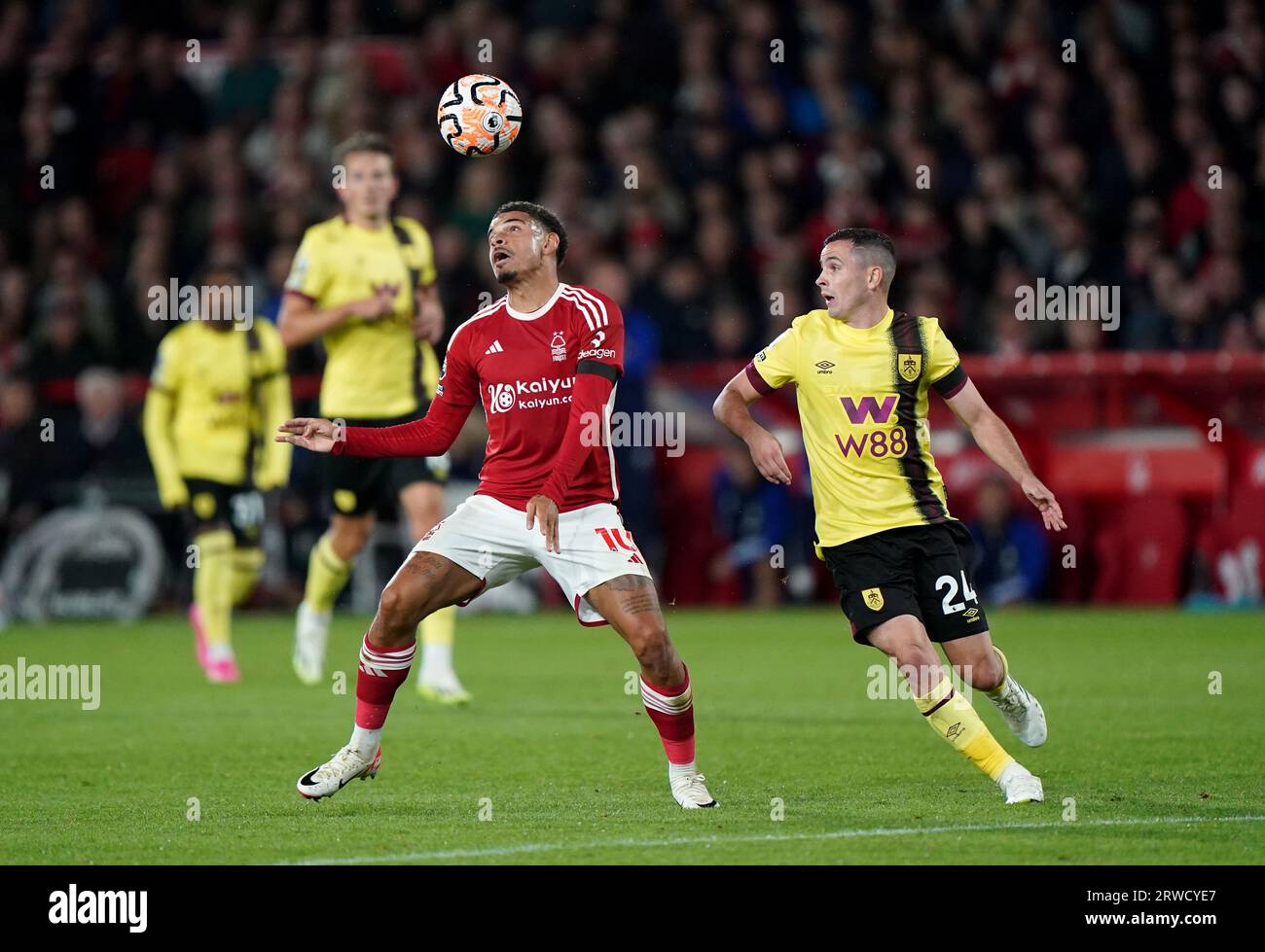 Morgan Gibbs-White von Nottingham Forest (links) und Josh Cullen von Burnley im Spiel der Premier League in City Ground, Nottingham. Bilddatum: Montag, 18. September 2023. Stockfoto