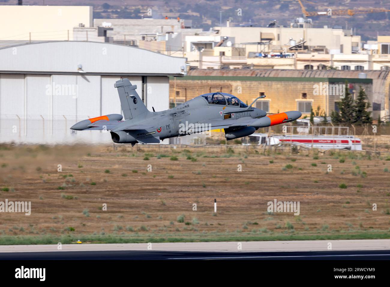 Italienische Luftwaffe Aermacchi MB-339CD (REG: MM55076 CODE: 61-144) verlässt Malta nach einem dreitägigen Aufenthalt. Stockfoto