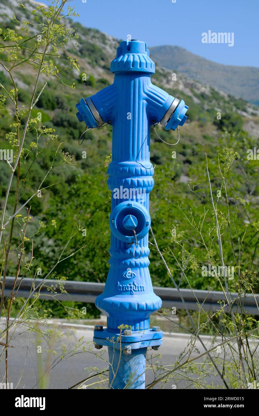 Blauer Hydrant in Bosnien und Herzegowina Stockfoto