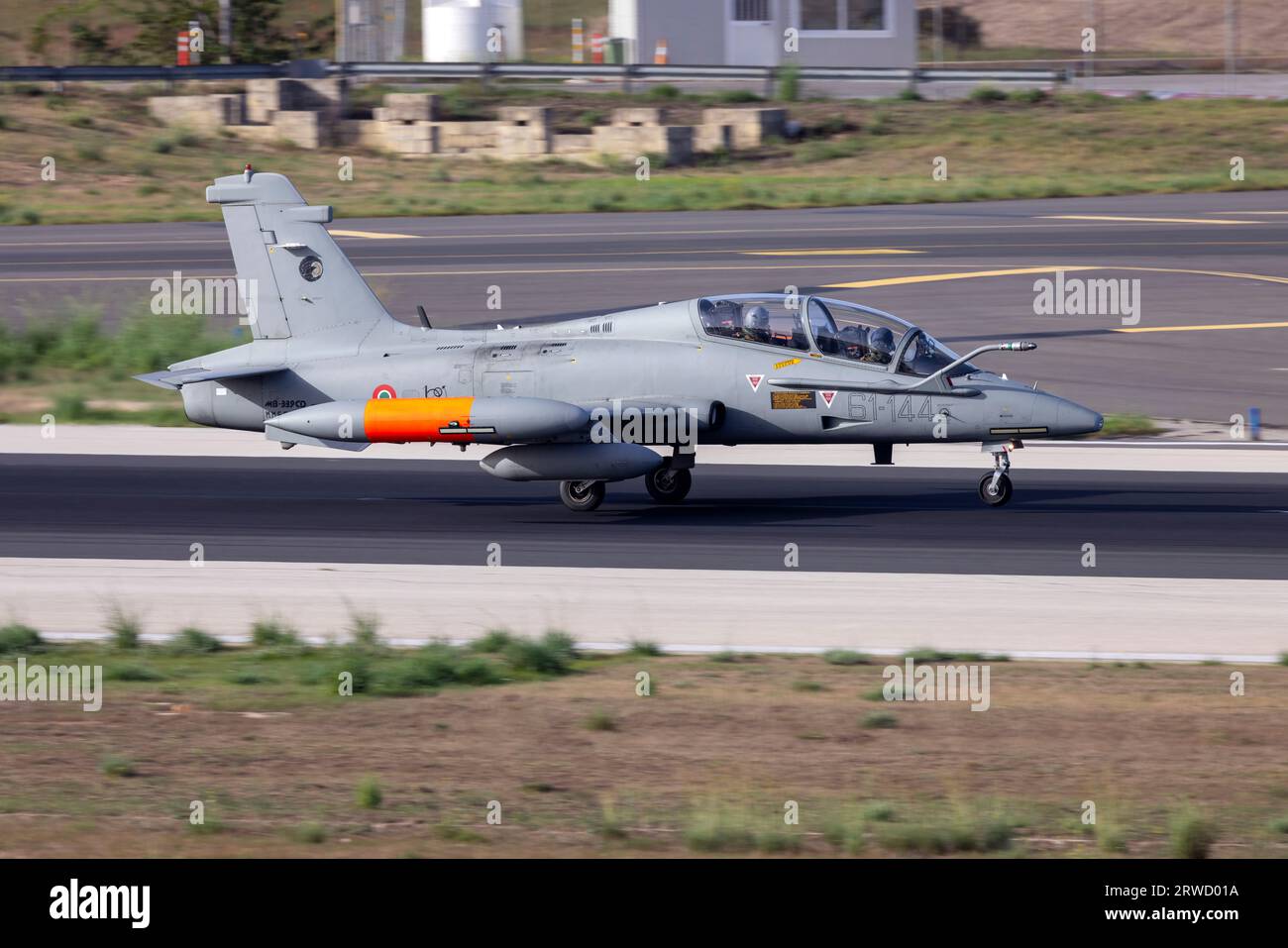 Italienische Luftwaffe Aermacchi MB-339CD (REG: MM55076 CODE: 61-144) verlässt Malta nach einem dreitägigen Aufenthalt. Stockfoto