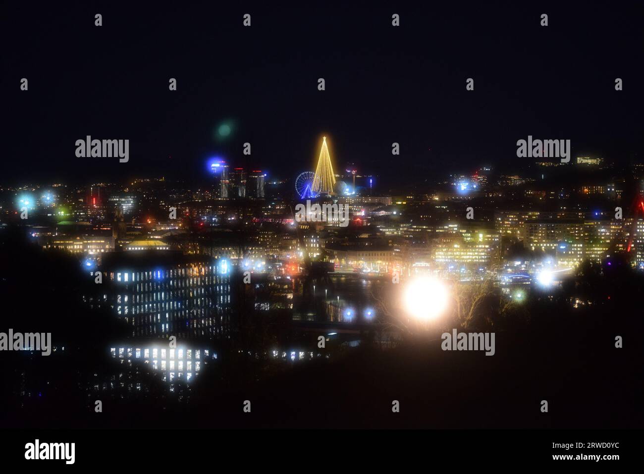 Düstere Landschaft einer Stadt bei Nacht Stockfoto