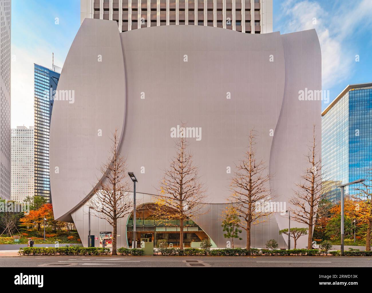 tokio, shinjuku - 22. dezember 2022: Sompo Museum of Art, entworfen von Taisei Shimizu, in einer Form, die weiche Kurven hervorruft, inspiriert von anmutigen weiblichen Figuren Stockfoto