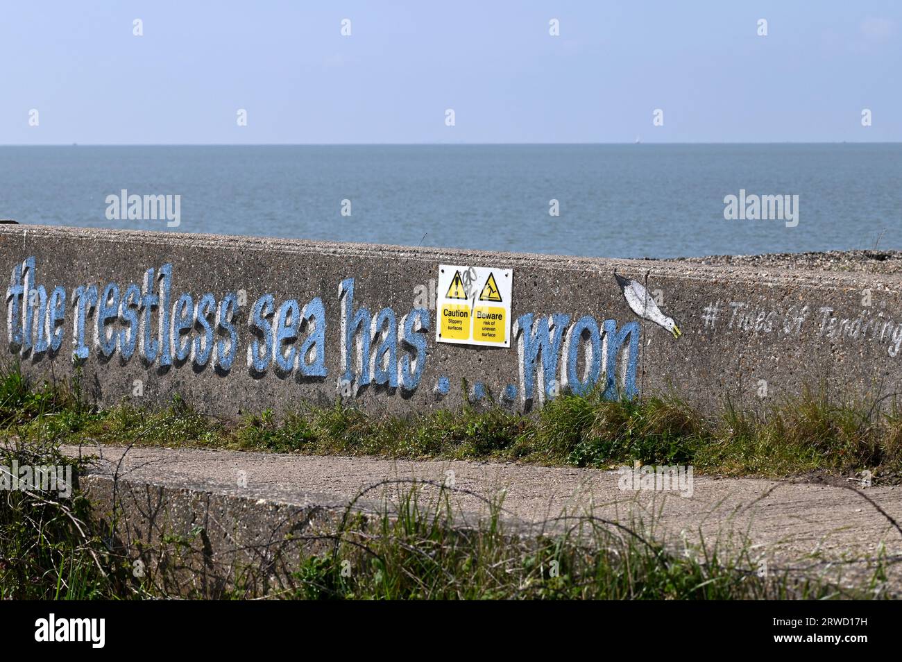 Eine tiefgreifende Botschaft an einer Meeresmauer bei Jaywick in Essex Stockfoto