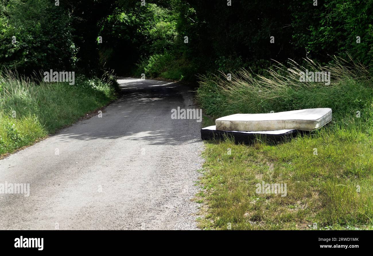 Zwei Matratzen wurden am Straßenrand abgeladen, Großbritannien Stockfoto