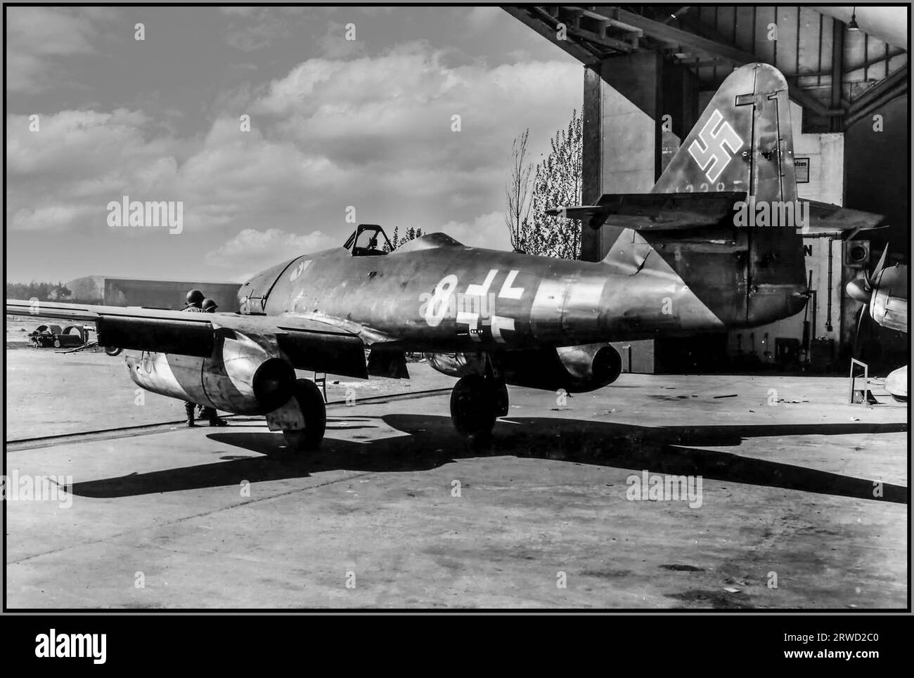 DER NAZI-JET Messerschmitt Me 262 Luftwaffe 1945 nach dem 2. Weltkrieg, auch Schwalbe genannt, in Jagdversionen, oder Sturmvogel in Jagdbomberversionen, war ein Kampfflugzeug und Jagdbomber, das vom deutschen Flugzeugbauer Messerschmitt entworfen und produziert wurde. Es war das weltweit erste einsatzbereite Jet-angetriebene Kampfflugzeug. Die Konstruktion der Me 262 begann im April 1939, vor dem Zweiten Weltkrieg Am 18. April 1941 erfolgte der Erstflug mit einem Kolbenmotor und am 18. Juli 1942 der erste Flug mit Jetantrieb. Stockfoto