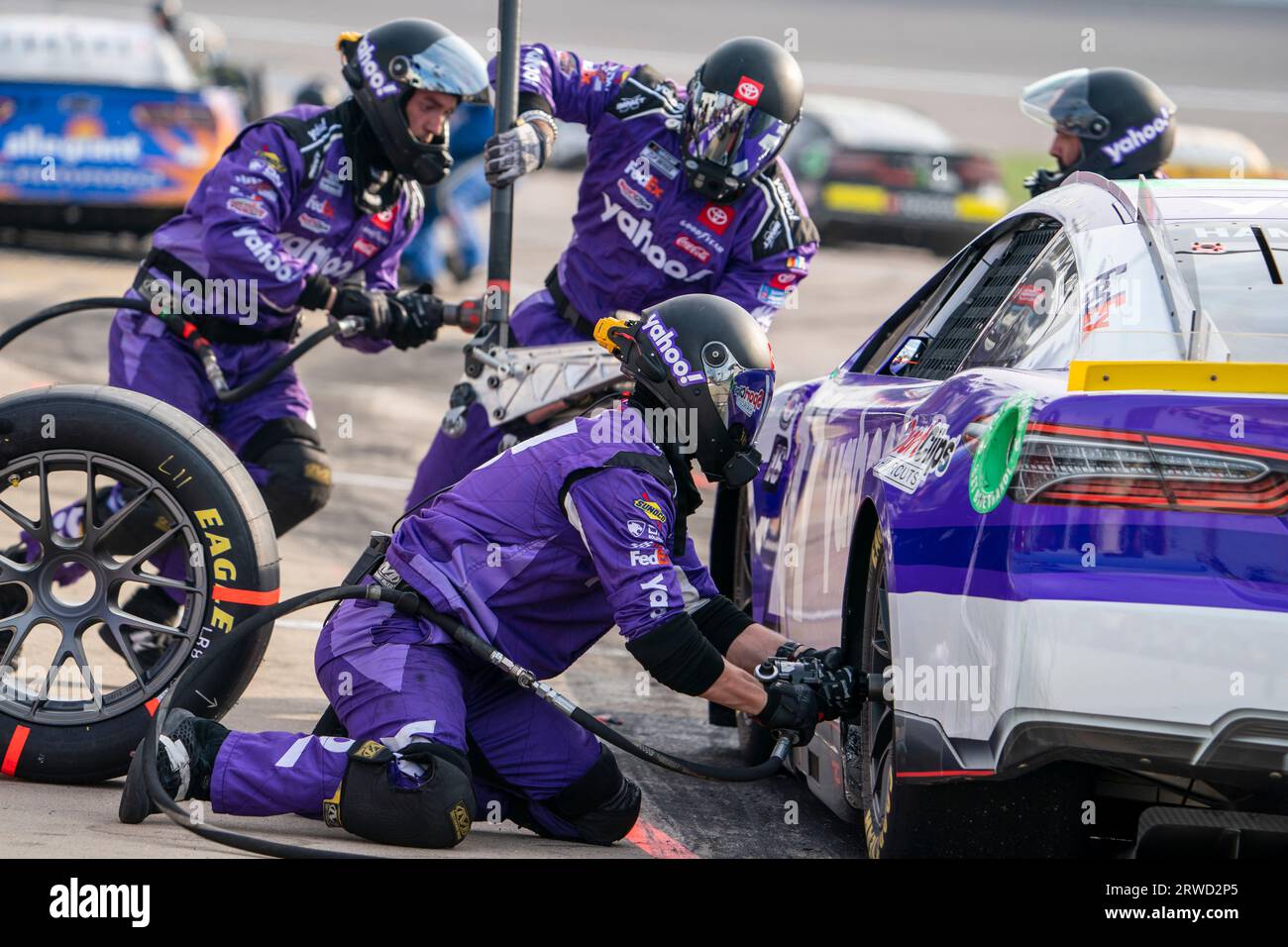 Kansas City, KS, USA. September 2023. Denny Hamlin (11), Fahrer der NASCAR Cup Series, kandidiert für das Hollywood Casino 400 auf dem Kansas Speedway in Kansas City, KS. (Bild: © Logan T Arce Grindstone Media Gr/ASP) NUR REDAKTIONELLE VERWENDUNG! Nicht für kommerzielle ZWECKE! Stockfoto