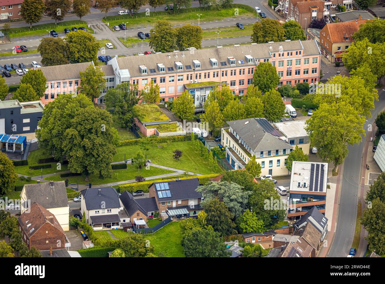 Luftbild, Luftbild, Business-Inkubator und Service-Center mit rosa Hausfassade, Caritas Sozialstation Ahlen, Ahlen, Ruhrgebiet, Nordrhein-Westpha Stockfoto