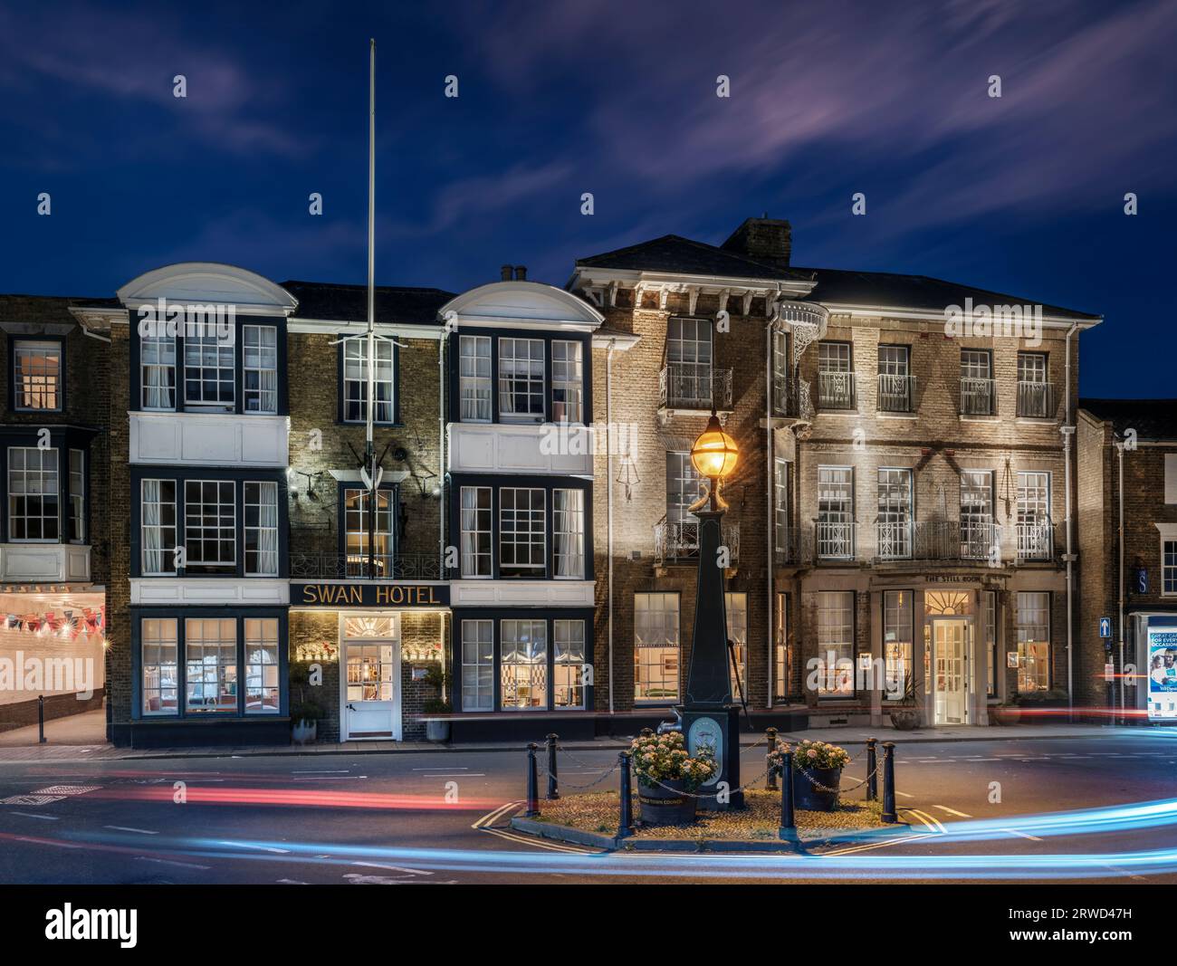 Das aus dem 17. Jahrhundert stammende Swan Hotel blickt auf den Marktplatz in der malerischen Küstenstadt Southwold, Suffolk. Stockfoto