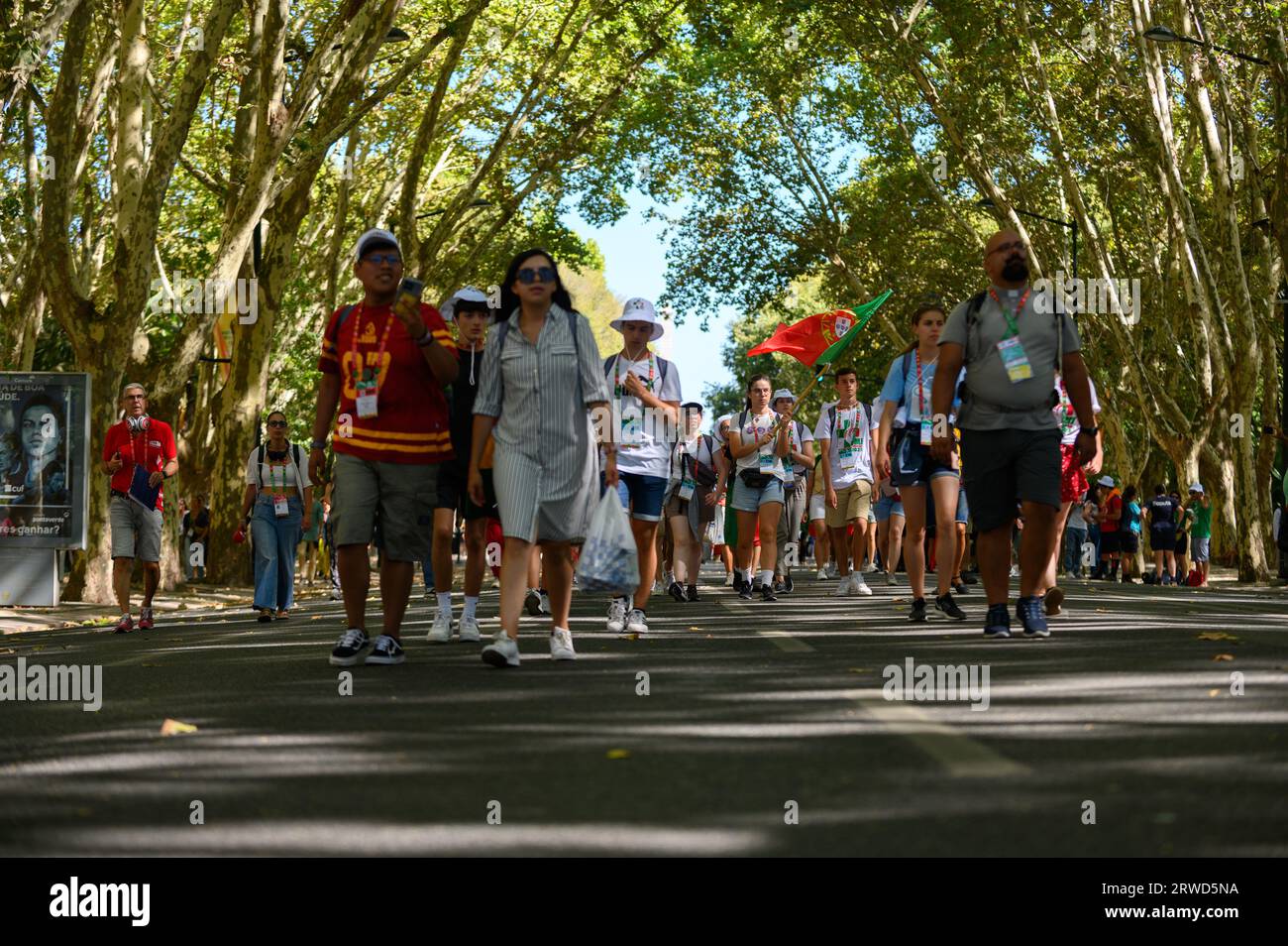 Pilger auf dem Weg zur Eröffnungsmesse im Parque Eduardo VII am ersten Tag der Weltjugendtage 2023 in Lissabon, Portugal. Stockfoto