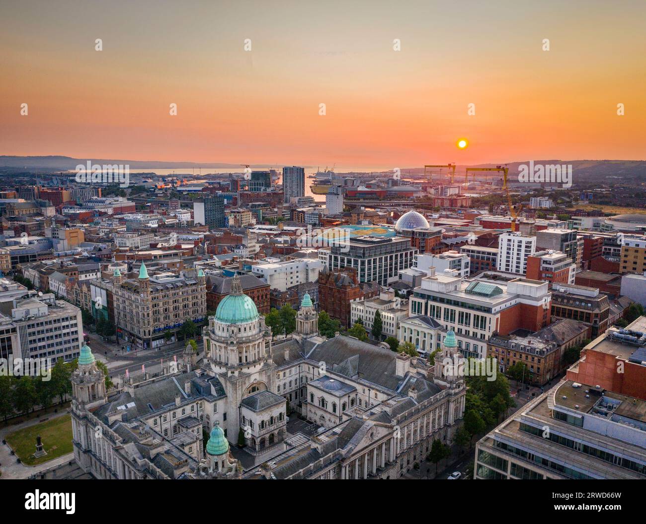 Sommersonnenaufgang über Belfast City, Nordirland Stockfoto