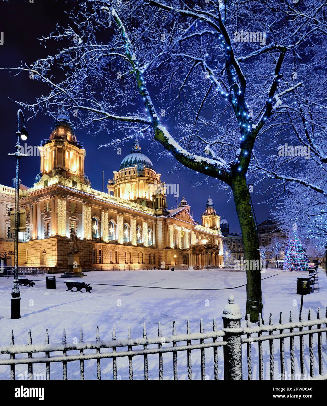 Weihnachtsschnee im Belfast City Hall, Nordirland Stockfoto