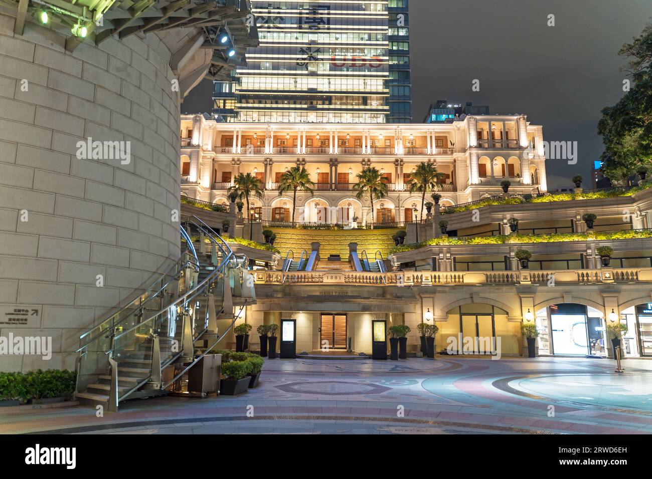 1881 Heritage Luxury Shopping plaza bei Nacht in Tsim Sha Tsui. Hongkong - 31. August 2023 Stockfoto
