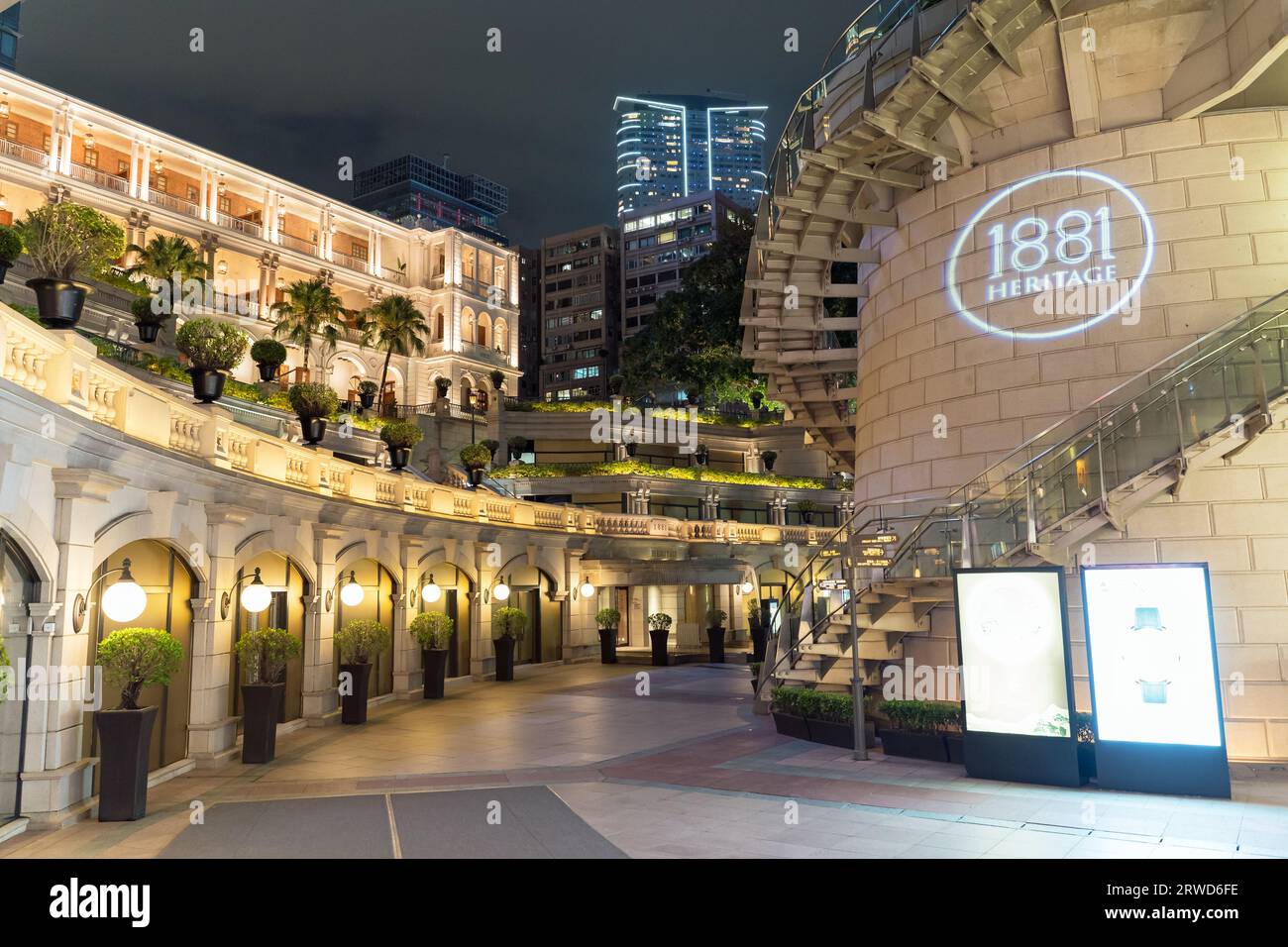 1881 Heritage Luxury Shopping plaza bei Nacht in Tsim Sha Tsui. Hongkong - 31. August 2023 Stockfoto