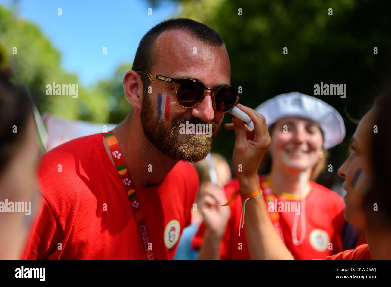 Ein französischer Pilger – ein junger Mann –, der während der Weltjugendtage in Lissabon, Portugal, seine Backen mit französischen Nationalfarben bemalt hat. Stockfoto