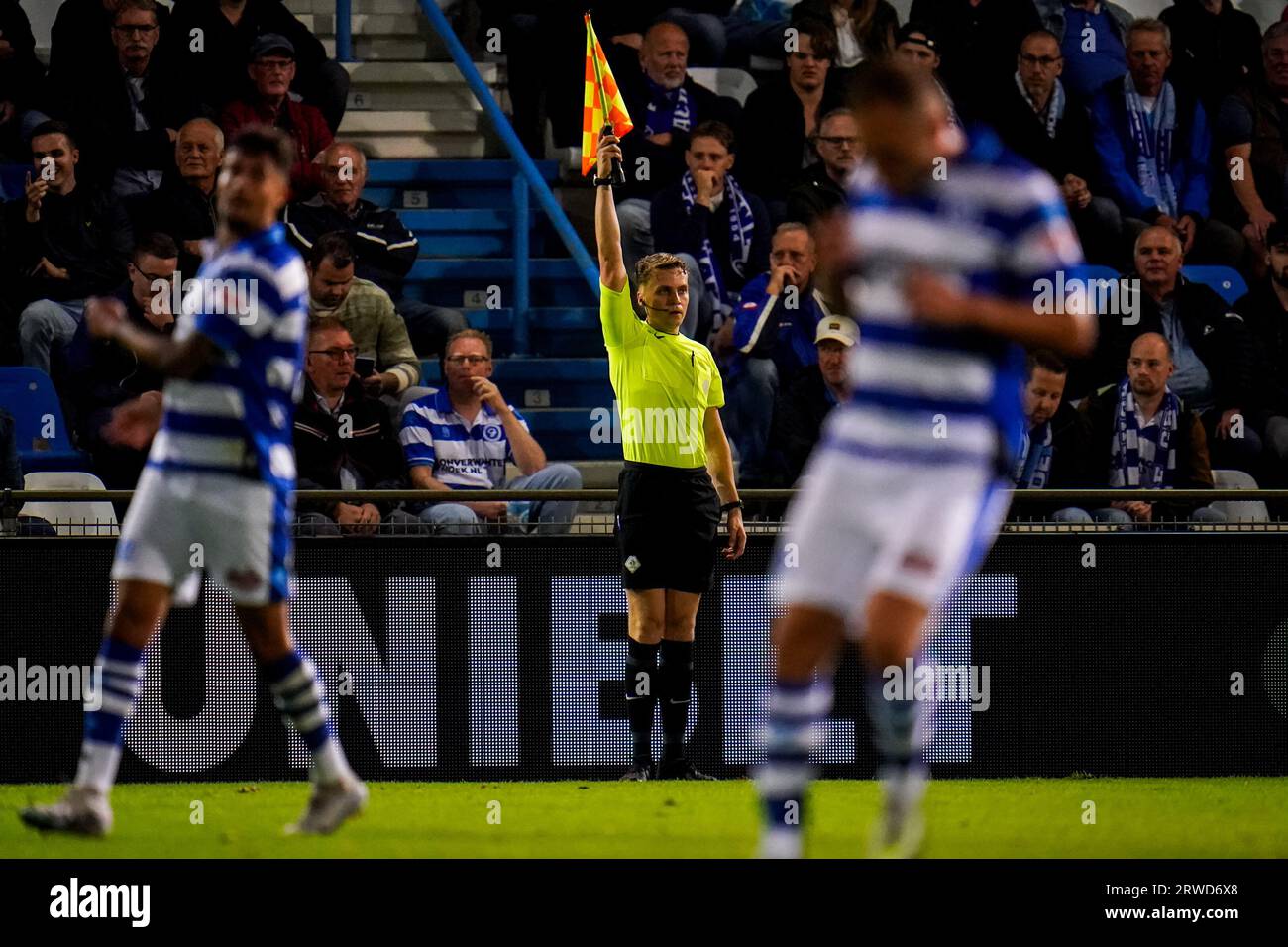 Doetinchem, Niederlande. September 2023. DOETINCHEM, NIEDERLANDE - 18. SEPTEMBER: Stellvertretender Schiedsrichter Mark Pelgrom beim Keuken Kampioen Divisie-Spiel zwischen de Graafschap und Helmond Sport im Stadion de Vijverberg am 18. September 2023 in Doetinchem, Niederlande (Foto: Rene Nijhuis/Orange Pictures) Kredit: Orange Pics BV/Alamy Live News Stockfoto