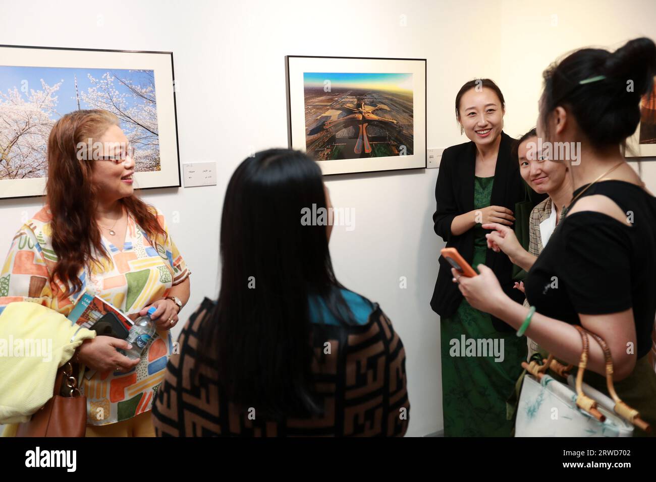 Doha, Katar. September 2023. Die Besucher besuchen die Fotoausstellung „Hallo, Peking“ in Doha, Katar, am 18. September 2023. Die „Hallo, Peking“-Fotoausstellung wurde am Montag hier in Doha eröffnet und zeigt historische und kulturelle Wahrzeichen der chinesischen Hauptstadt und wie es der Megacity gelingt, ein weltberühmtes Touristenziel zu werden. Quelle: Sui Xiankai/Xinhua/Alamy Live News Stockfoto