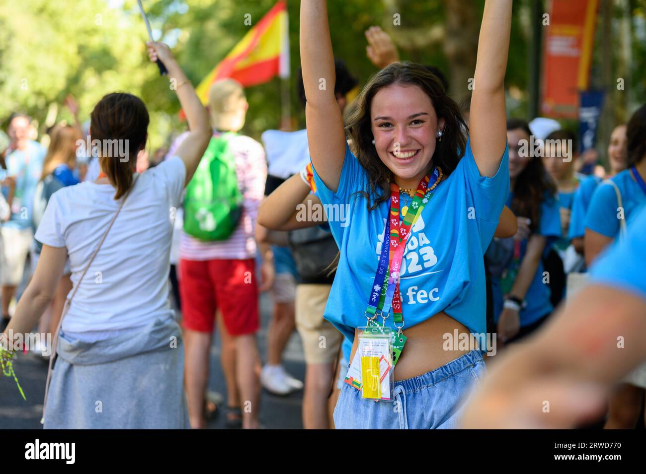 Pilger auf dem Weg zur Eröffnungsmesse im Parque Eduardo VII am ersten Tag der Weltjugendtage 2023 in Lissabon, Portugal. Stockfoto