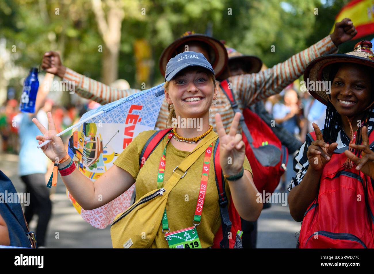 Pilger auf dem Weg zur Eröffnungsmesse im Parque Eduardo VII am ersten Tag der Weltjugendtage 2023 in Lissabon, Portugal. Stockfoto