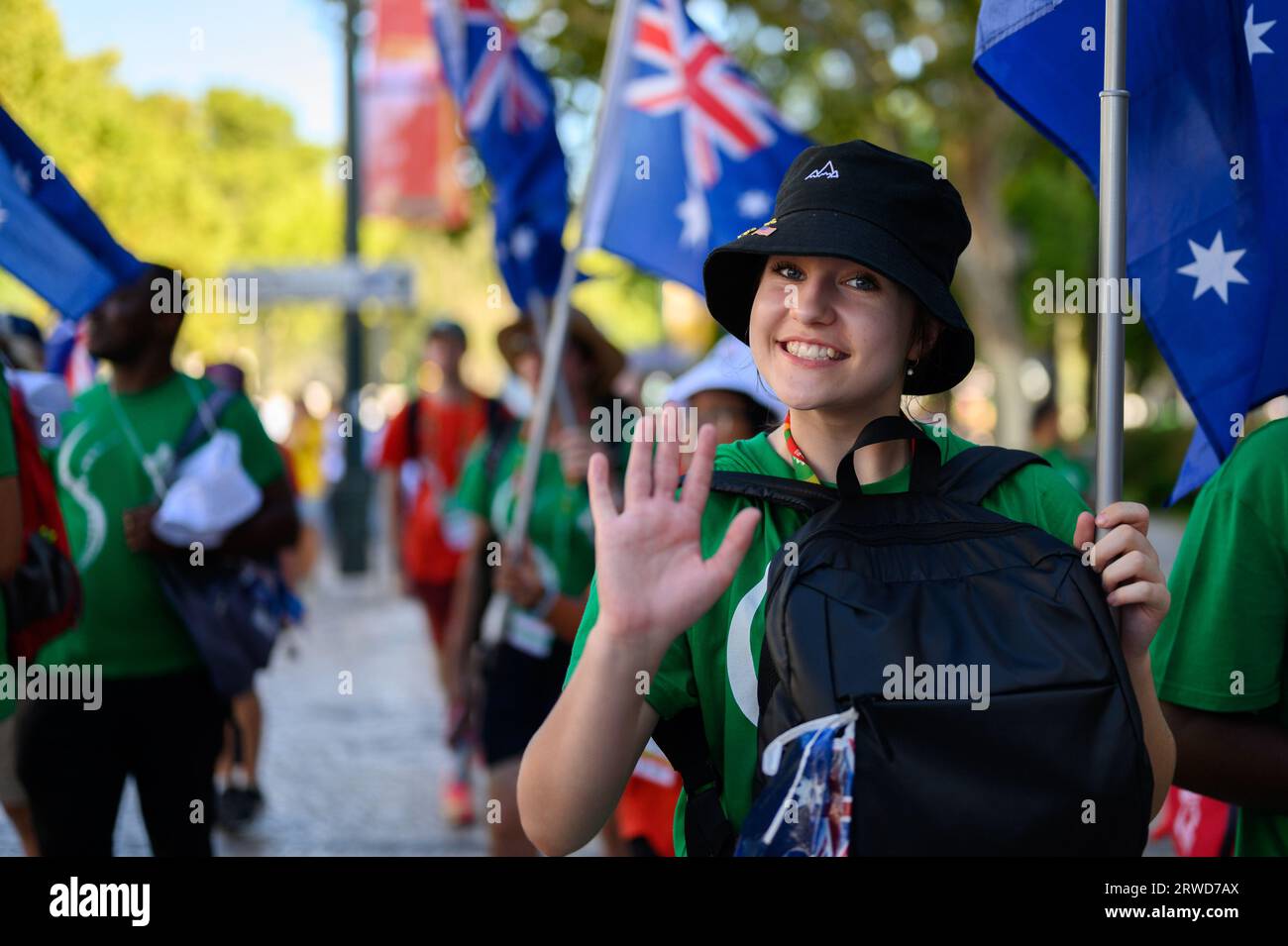 Pilger auf dem Weg zur Eröffnungsmesse im Parque Eduardo VII am ersten Tag der Weltjugendtage 2023 in Lissabon, Portugal. Stockfoto