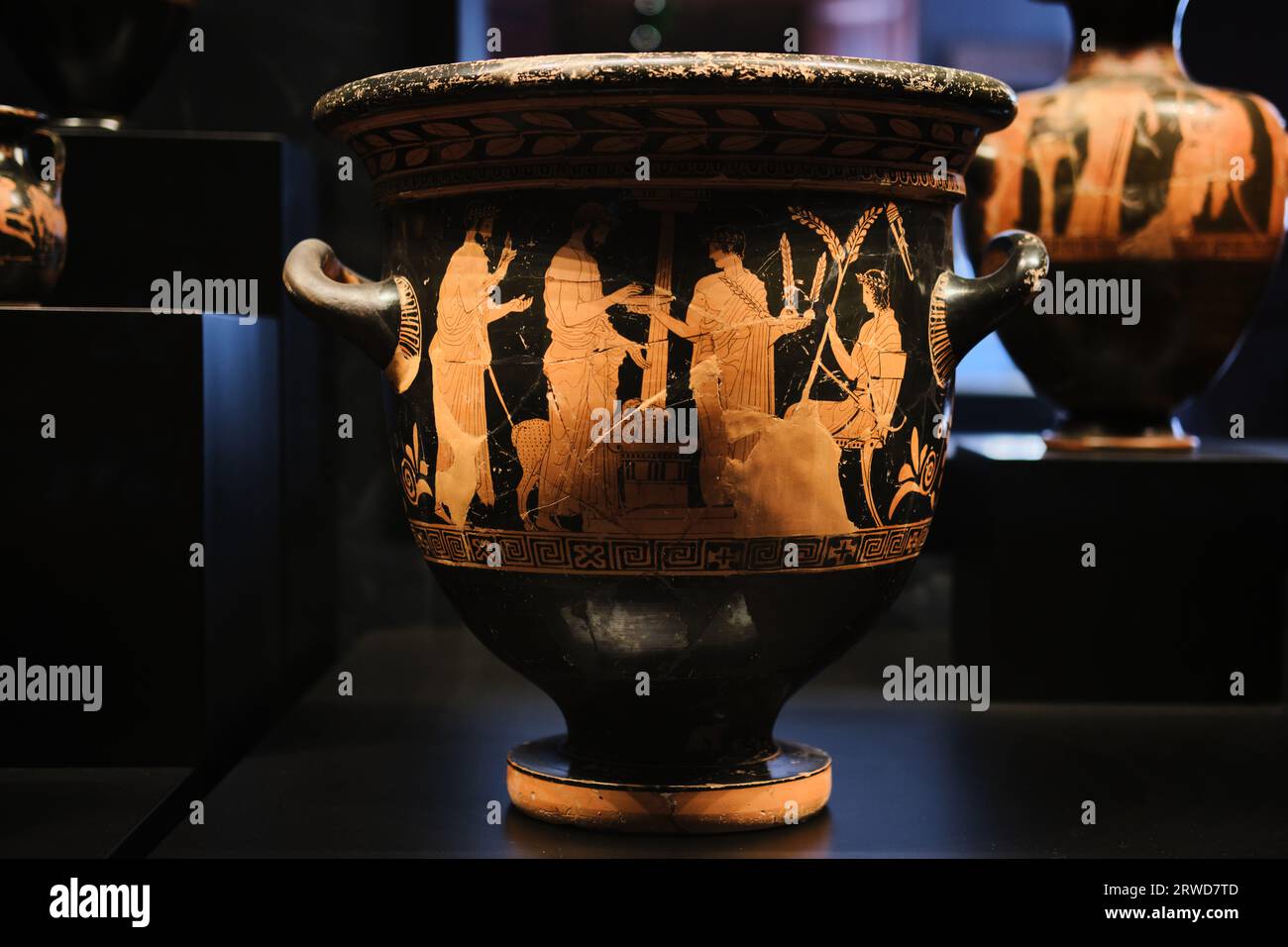 Istanbul, Türkei - 16. September 2023: Griechische Terrakotta-Glockenkrater-Vase in den Archäologischen Museen von Istanbul. Stammt aus dem 5. Jahrhundert v. Chr. Stockfoto
