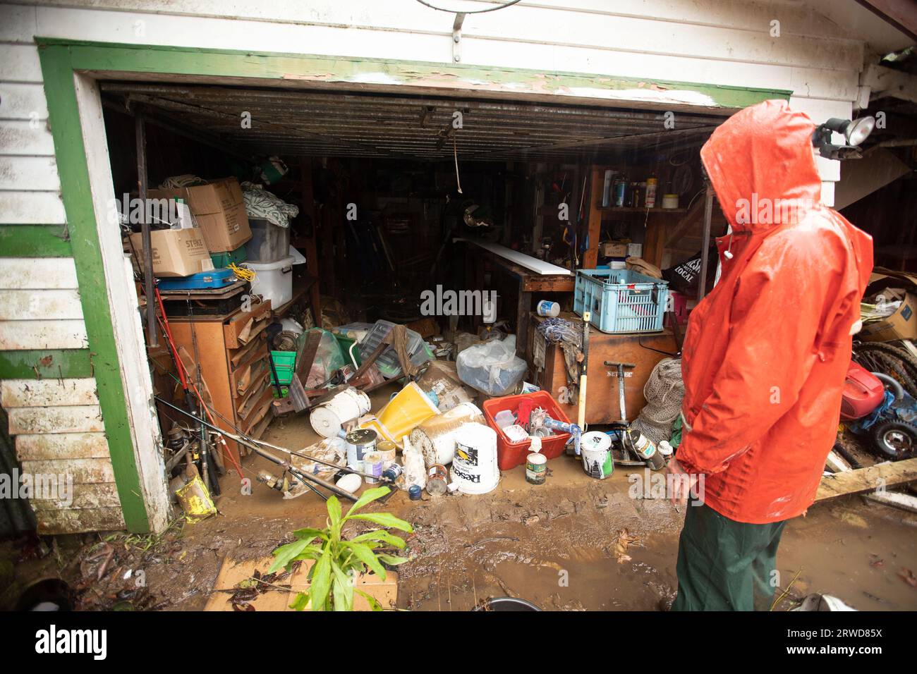 Bild von Tim Cuff - 18. August 2022 - Überschwemmungen in Nelson Tag 2. Ein Bewohner der Nile Street überprüft ihr Anwesen, das auf den Maitai River, Nelso, hinausragt Stockfoto