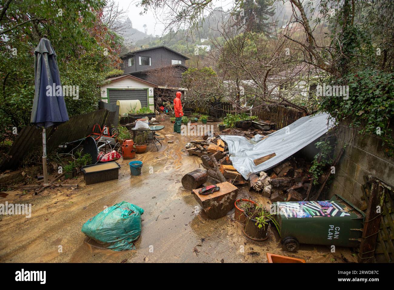 Bild von Tim Cuff - 18. August 2022 - Überschwemmungen in Nelson Tag 2. Ein Bewohner der Nile Street überprüft ihr Anwesen, das auf den Maitai River, Nelso, hinausragt Stockfoto