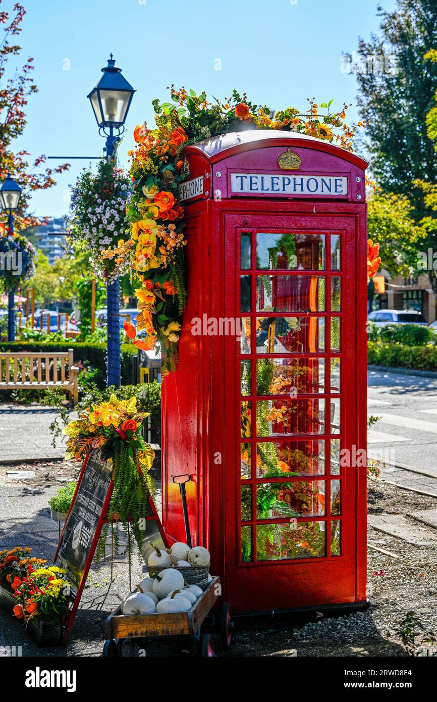 Rote, englische Telefonkabine, geschmückt mit Blumen Stockfoto