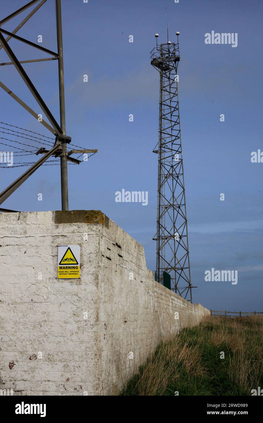 Die Geräusche funktionieren ohne Vorwarnung – Ausschalter mit Fingern in den Ohren am Flamborough Fog Horn East Coast UK Stockfoto