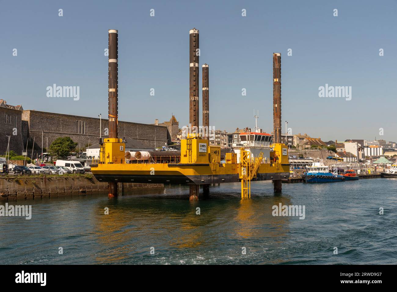 Plymouth, Devon, England, Großbritannien. 6. September 2023. Self-Elevating Platform, ein Offshore-Hilfsschiff am Kai in Barbican Plymouth, Großbritannien Stockfoto