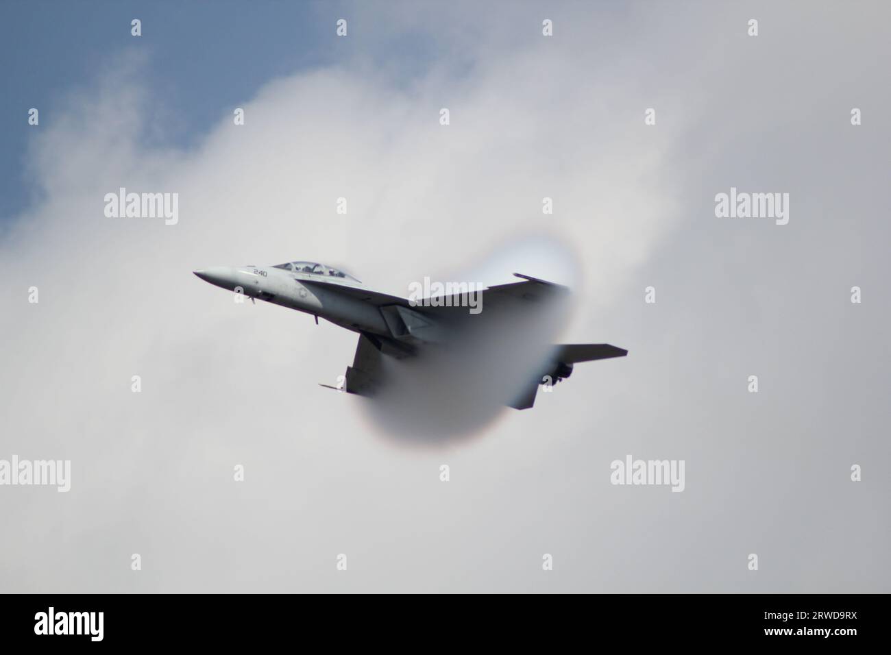 Supersonic Power: F-16 bricht Schallbarriere bei NAS Pensacola Stockfoto
