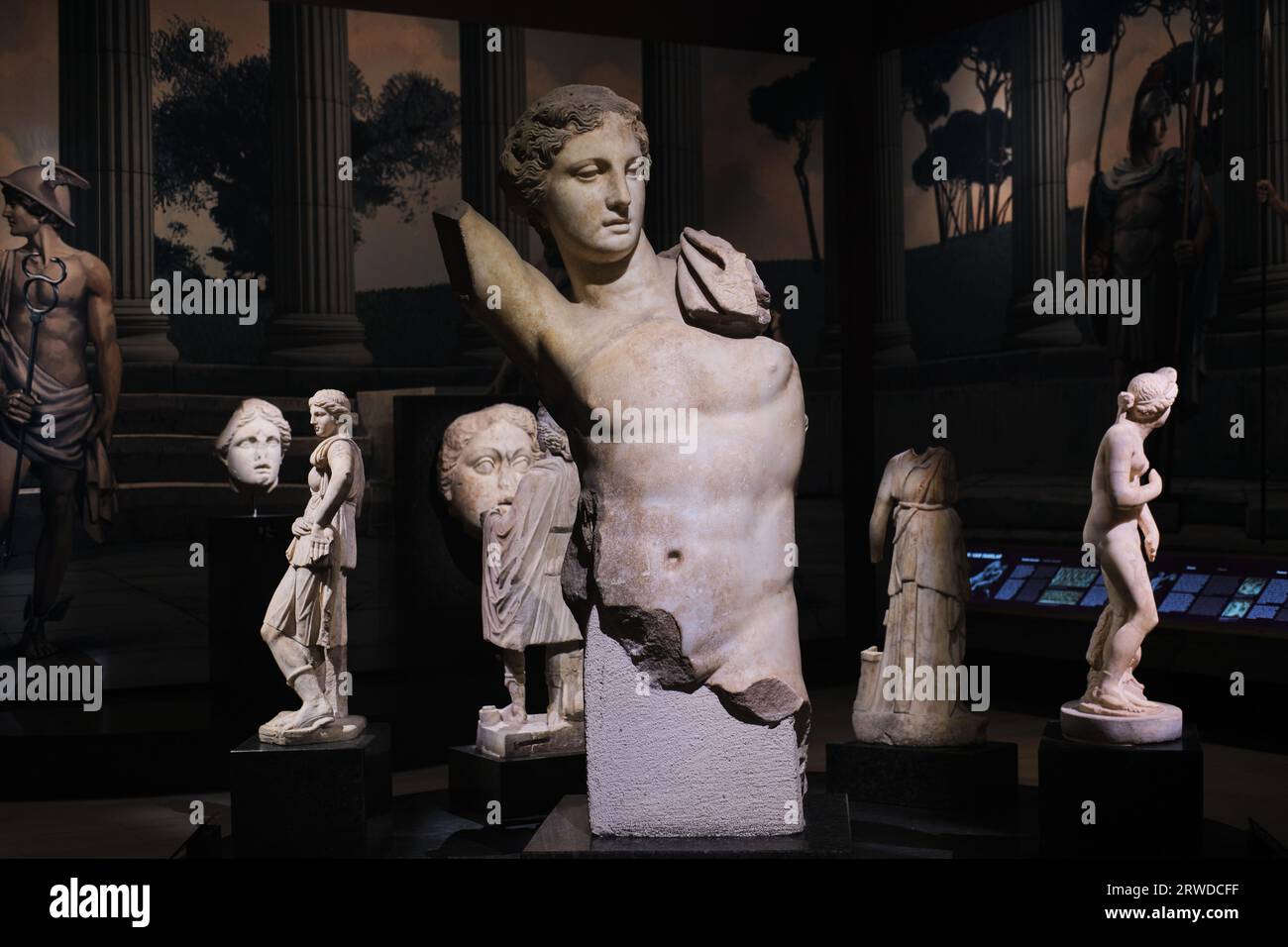 Istanbul, Türkei - 16. September 2023: Große Apollonstatue in den Archäologischen Museen von Istanbul. Stammt aus römischer Zeit Stockfoto