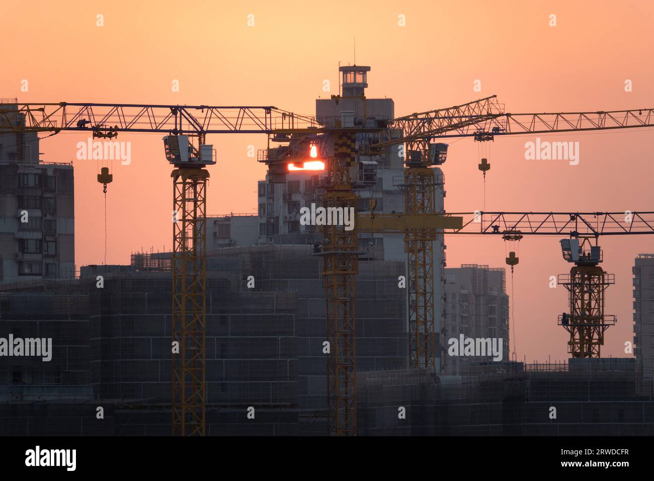 SHANGHAI, CHINA - 18. SEPTEMBER 2023 - Wohngebäude in der Stadt in der Abenddämmerung am 18. September 2023 in Shanghai, China. Stockfoto