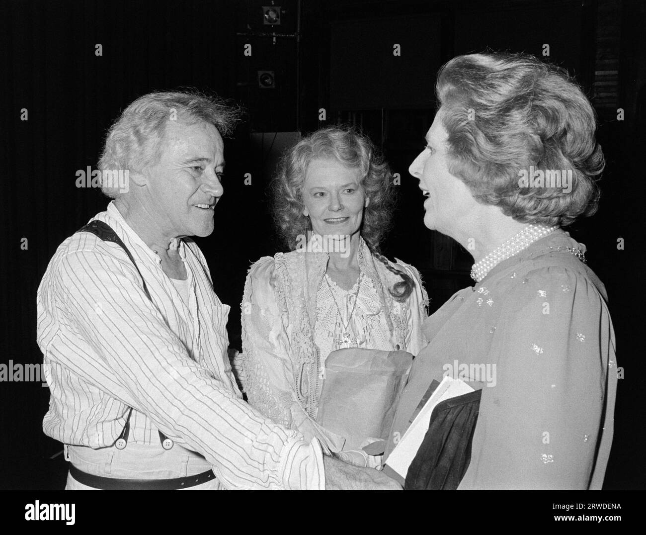 LONDON, GROSSBRITANNIEN. 27. August 1986: Die Schauspieler Jack Lemmon und Bethel Leslie treffen Premierministerin Margaret Thatcher hinter der Bühne des Theatre Royal Haymarket nach einer Aufführung von Long Day’s Journey into Night. Datei Foto © Paul Smith/Featureflash Stockfoto